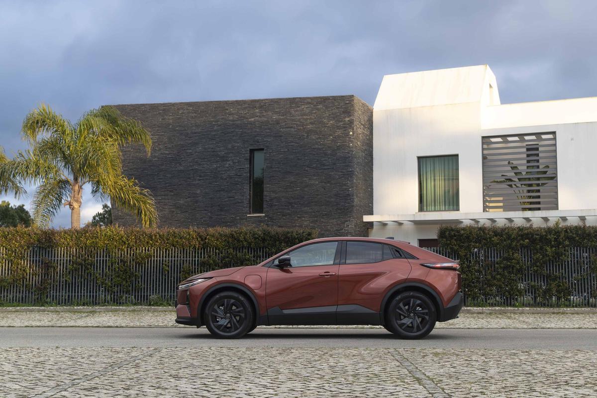 El C-HR eléctrico es más grande que el híbrido.