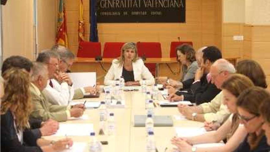 La Mesa de la Solidaridad, presidida por la consellera Sánchez Zaplana, ayer.