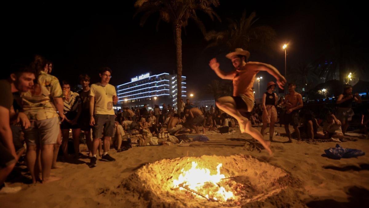 Alicante prohíbe las hogueras en las playas en la noche de San Juan