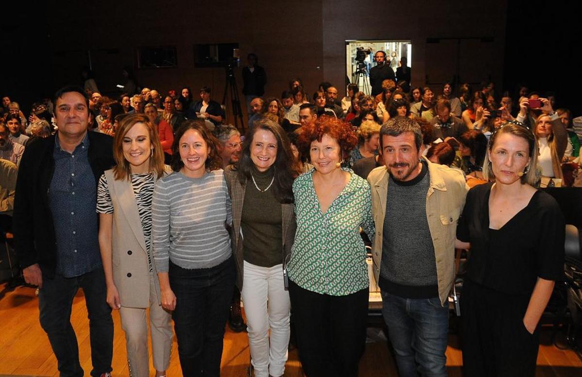 Icíar Bollaín (tercera derecha), flanqueada, desde la izquierda, por Pablo Cameselle, Paula Cabaleiro, Amaia Mauleón, Ana Mejías, Fon Cortizo y Noemí Chantada.