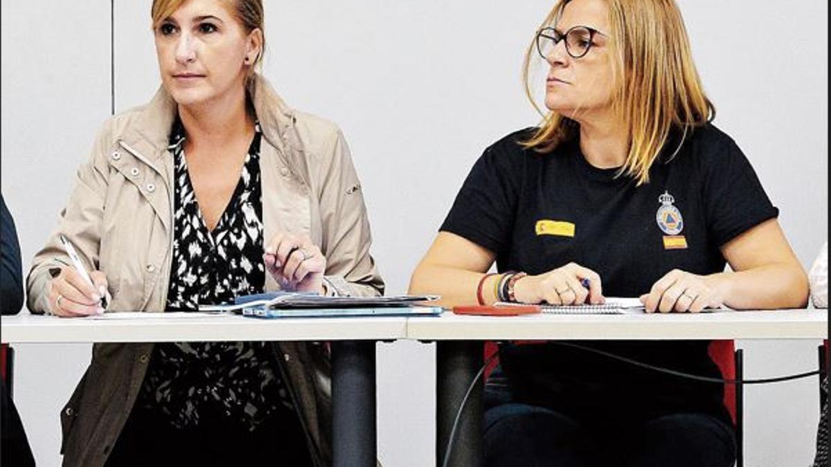 La exconsellera Salomé Pradas y la delegada del Gobierno, Pilar Bernabé, en un Cecopi celebrado el 8 de noviembre.