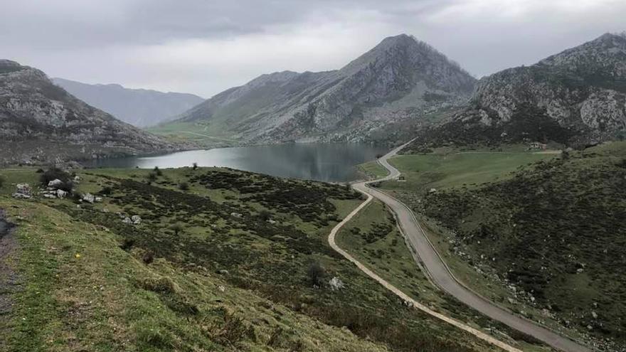 Vista, ayer Viernes Santo, de la subida a los Lagos.