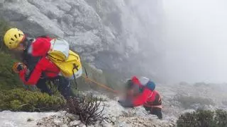 Laborioso rescate de cinco excursionistas entre la niebla atrapados en la cumbre del Penya de Migdia