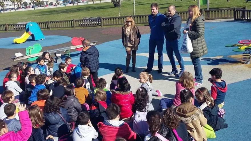 Escolares de Sada durante su charla con el alcalde, ayer, en el parque del paseo marítimo.