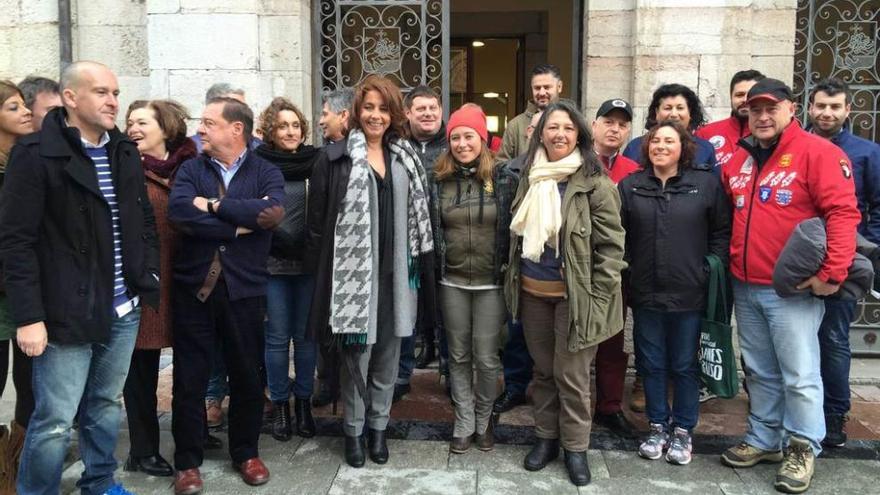 Alicia Sornosa (en el centro, con gorro rojo), a su llegada al Consistorio llanisco, ayer, con amigos y familia.