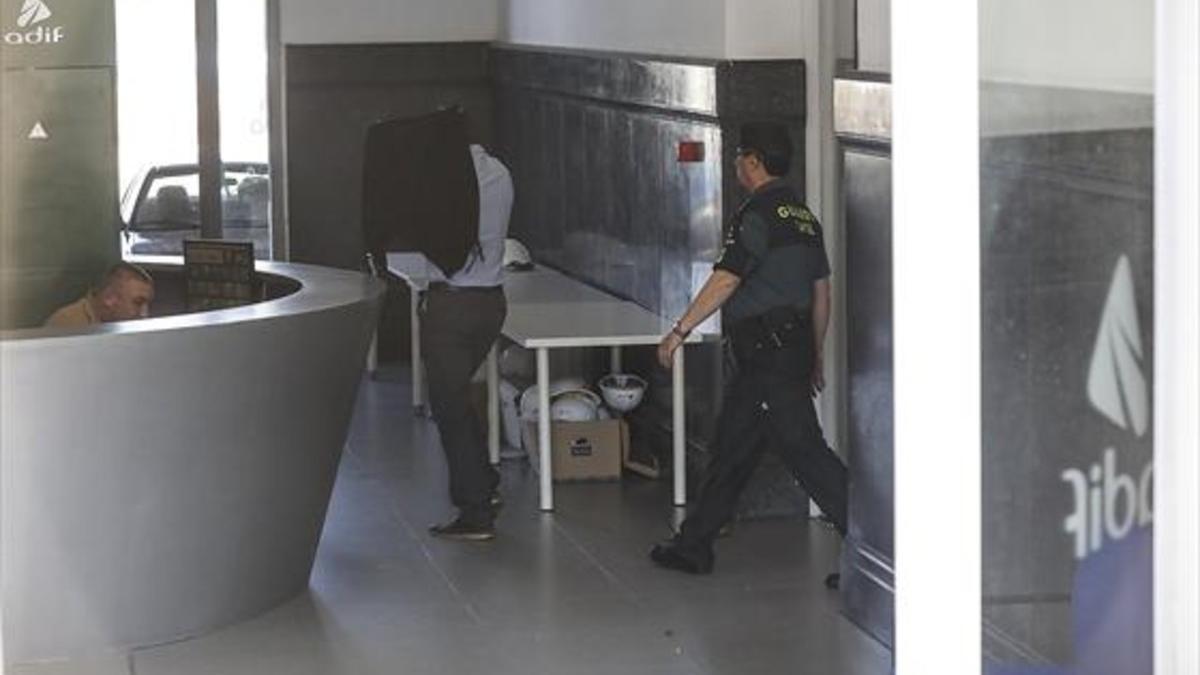 Registro policial en la sede de Adif en la vieja estación de mercancías de La Sagrera, el pasado 28 de junio.