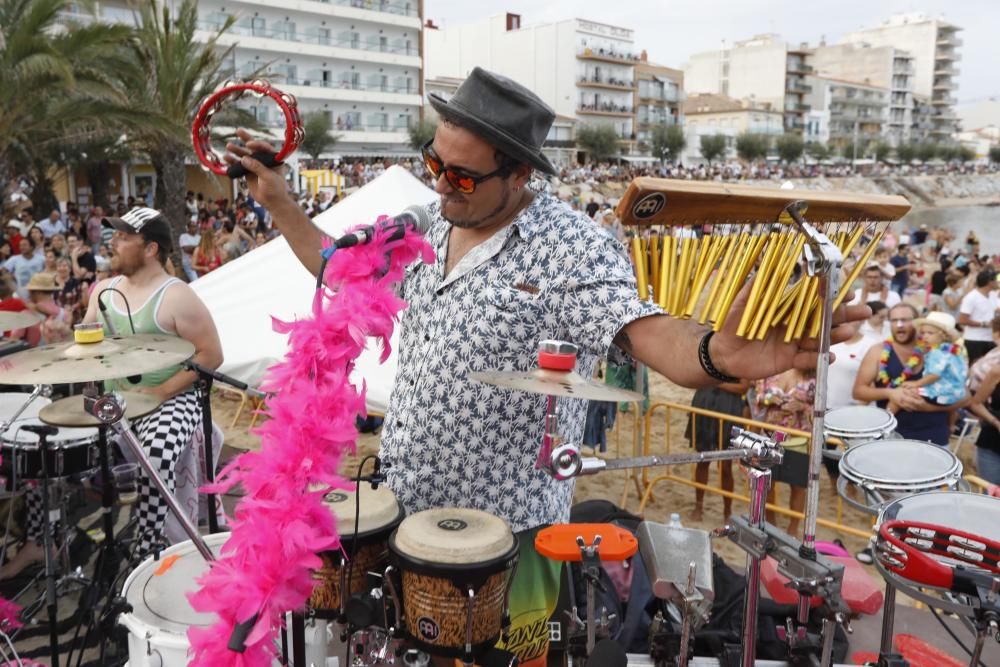 La festa Diverbeach reuneix més de 5.000 persones a Sant Antoni