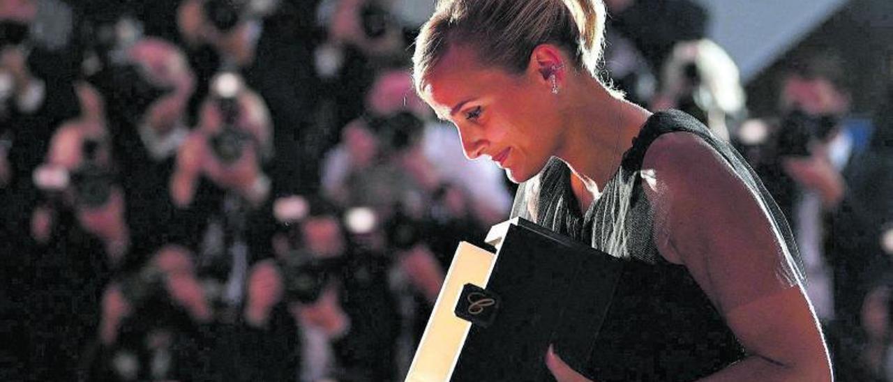 La directora de “Titane”, Julia Ducournau, con su trofeo en Cannes (Francia). | Christophe Simon