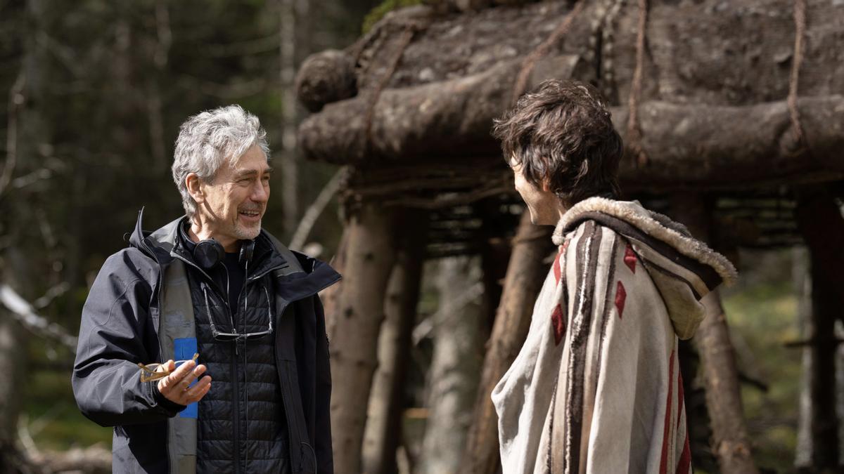 Tony Gilroy, a la izquierda, conversa con Diego Luna en el rodaje de 'Andor'.