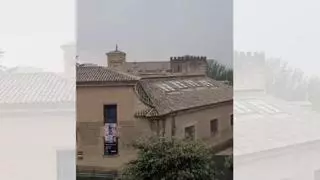 La fuerte tormenta en Huesca corta el suministro eléctrico y obliga a los Bomberos a rescatar a una persona atrapada en un ascensor