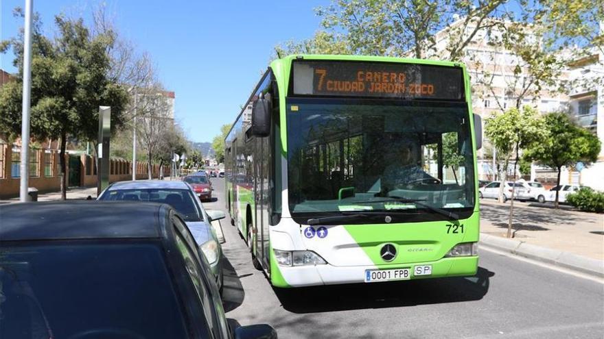 Los vecinos de Poniente Sur urgen a que la línea 7 de Aucorsa pase por la avenida de Guerrita