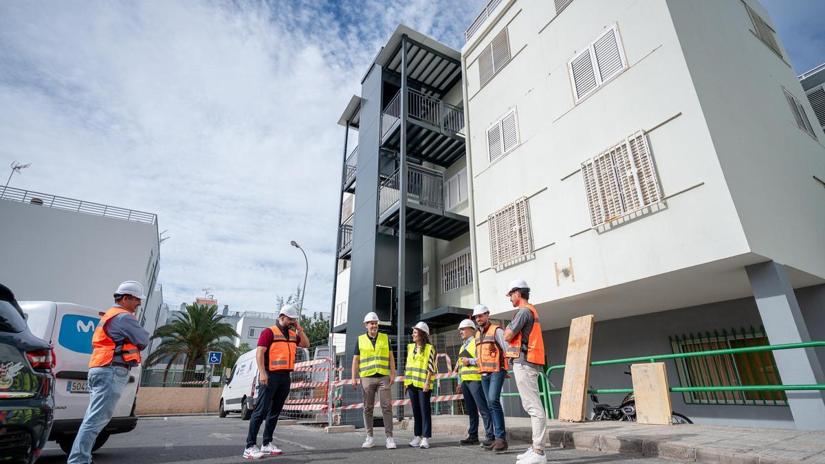 El primer teniente de alcalde, Alejandro Marichal, y la concejala de Vivienda, Lucía Jiménez (en el centro), durante su visita.