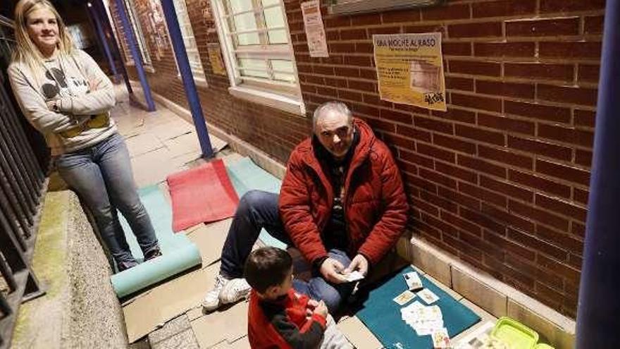 Kenai Redondo con Manolo Miranda y Vanesa Abelairas juegan a las cartas en plena calle.