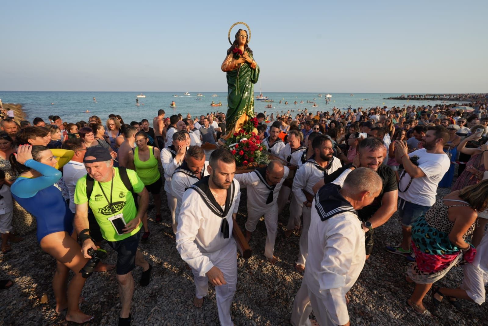 Momento en que los marineros la acababan de sacar del agua.