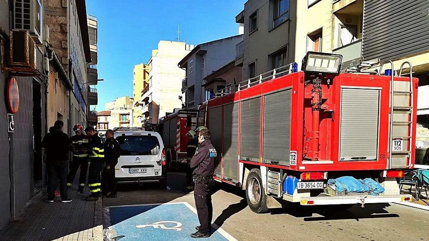 Policías locales de Inca y bomberos durante una intervención, en una imagen de archivo.