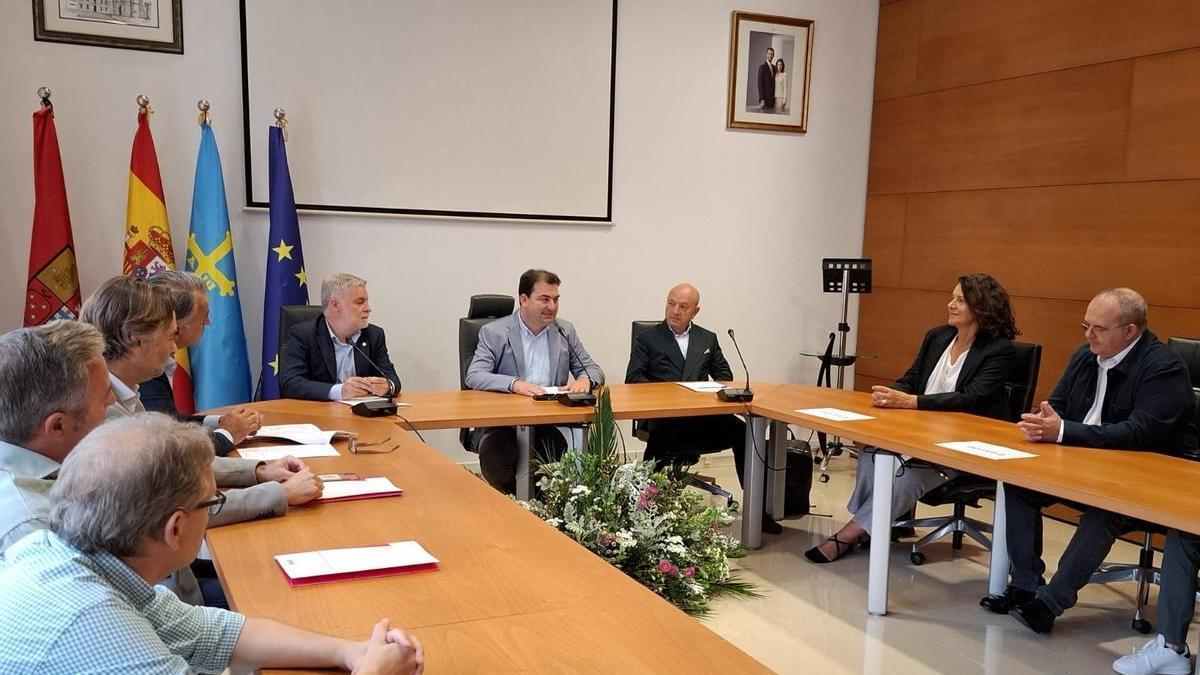 Un momento del acto de firma del convenio.