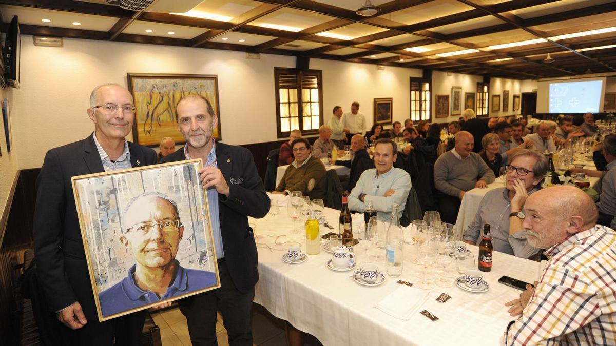 José Luis Factor y Luis Couto muestran el retrato que le fue entregado al primero. |   // BERNABÉ/JAVIER LALÍN