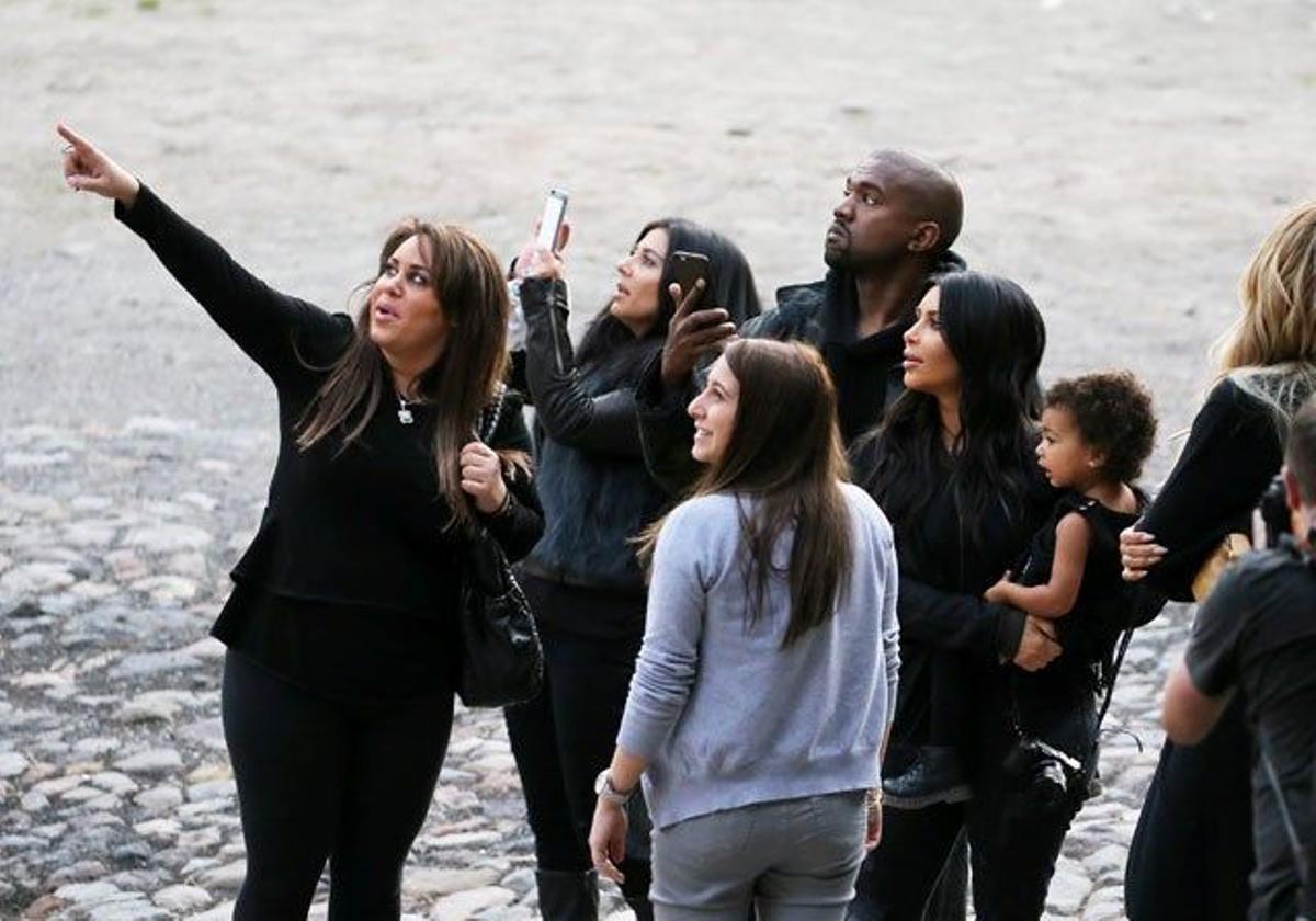 Kim Kardashian y la familia haciendo turismo por Armenia
