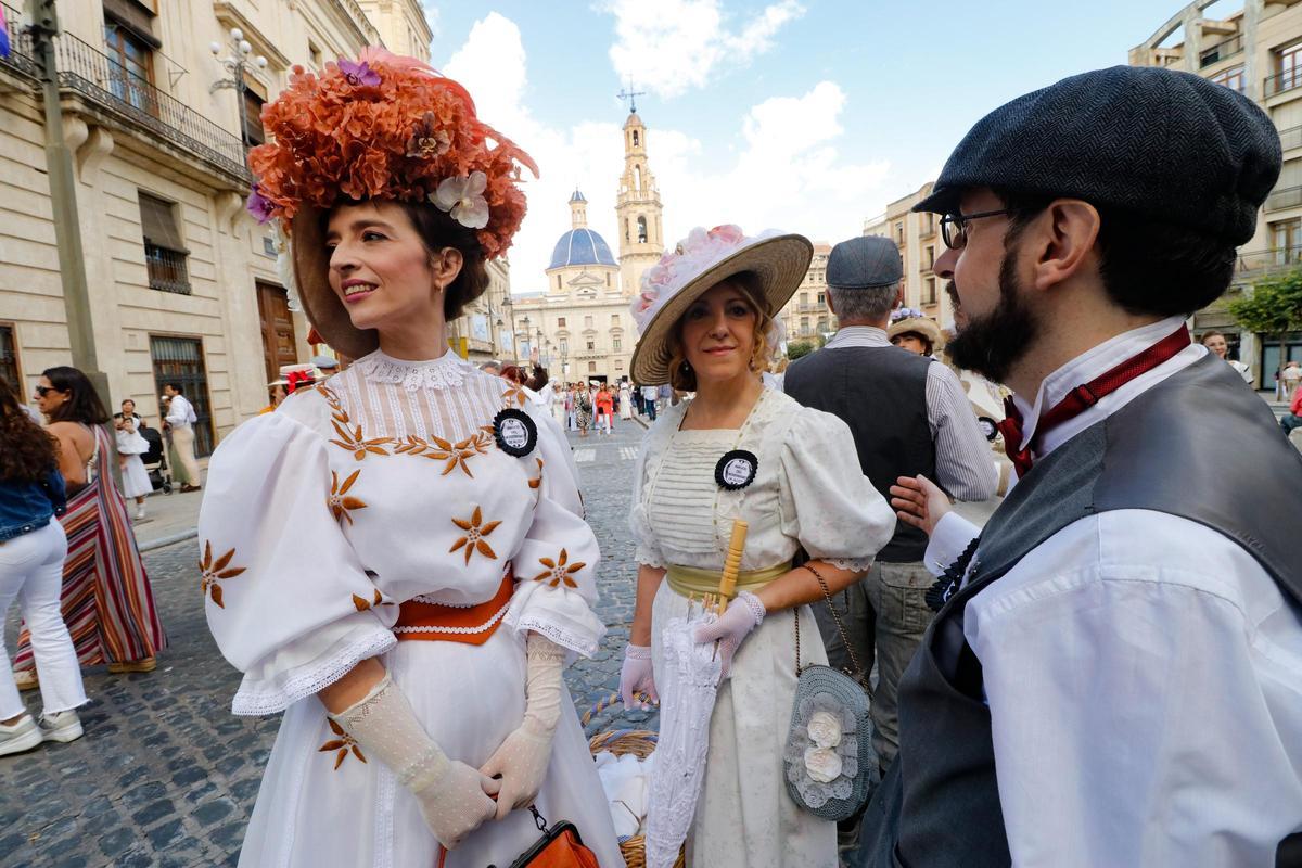 El pasacalles es uno de los actos más vistosos, los participantes lucen sus mejores galas.