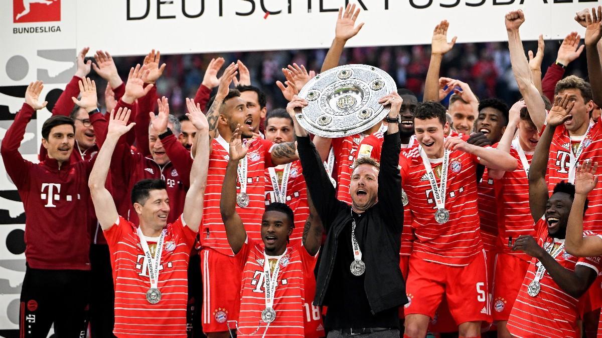 Los jugadores y el cuerpo técnico del Bayern festejando el título de la Bundesliga
