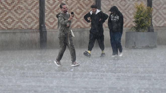 Una intensa granizada deja las calles de Barcelona de color blanco