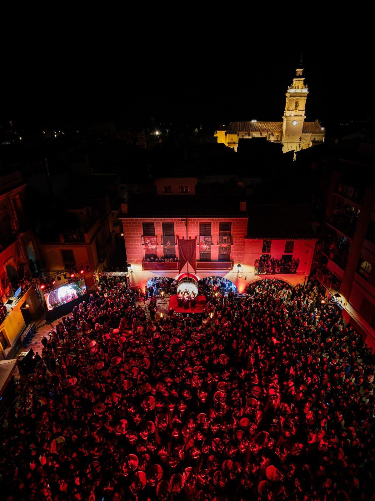 La Rompida de la Hora se celebra la medianoche del Jueves Santo en la plaza Mayor.