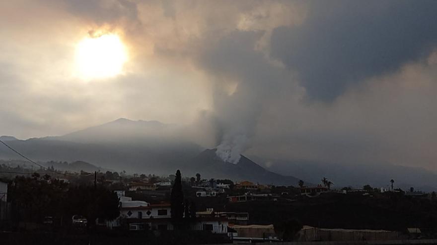 Erupción del volcán de La Palma desde el mirador del Llano del Jable