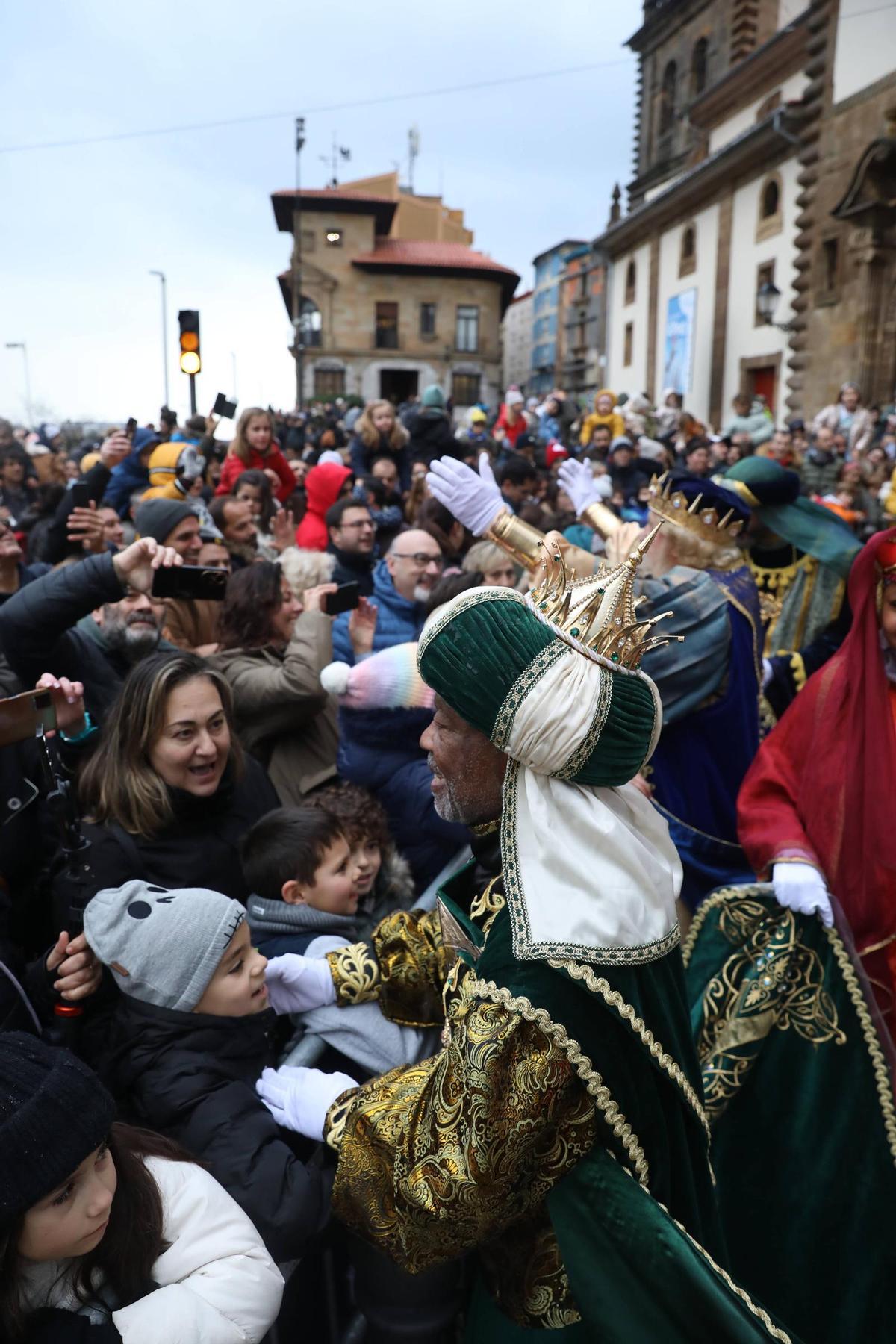 EN IMÁGENES: Así fue la espectacular llegada de los Reyes Magos a Gijón