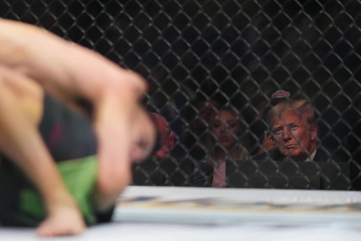 Trump asiste a un campeonato de lucha en Miami