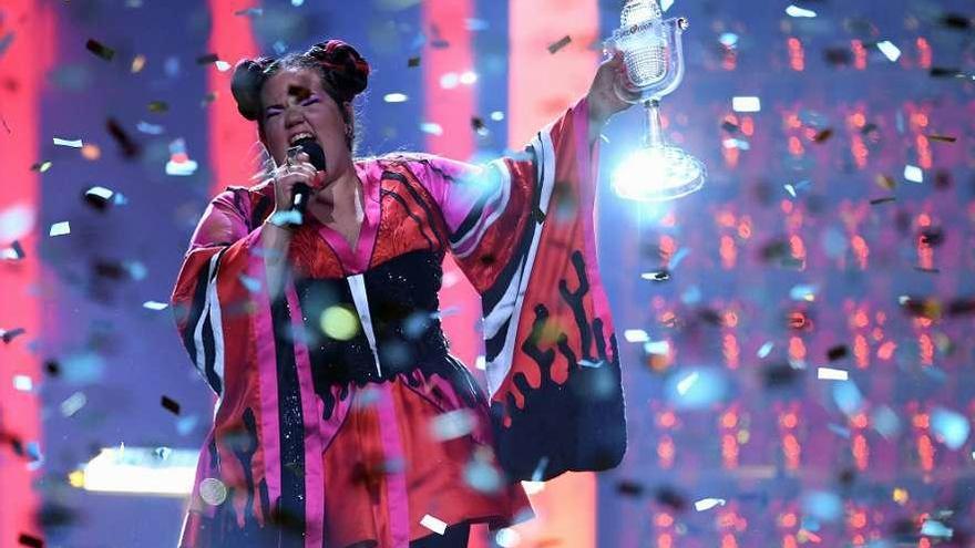 La representante de Israel, Netta, con el premio de Eurovisión 2018.