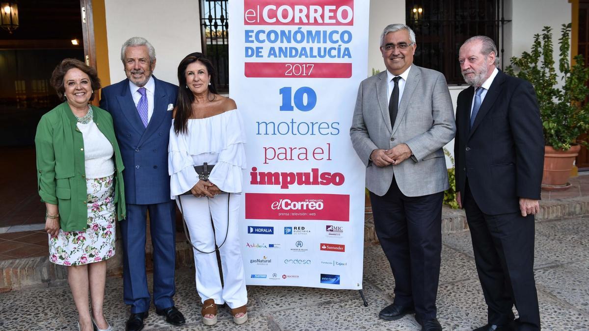 El presidente del grupo Morera &amp;amp; Vallejo, Antonio Morera, junto a su esposa, Chary Maldonado, Carmen Castreño, teniente de alcalde del Ayuntamiento de Sevilla, Antonio Ramírez de Arellano, consejero de Economía y Conocimiento de la Junta de Andalucía, y Fernando Rodríguez Villalobos, presidente de la Diputación Provincial de Sevilla. / Reportaje gráfico: Jesús Barrera