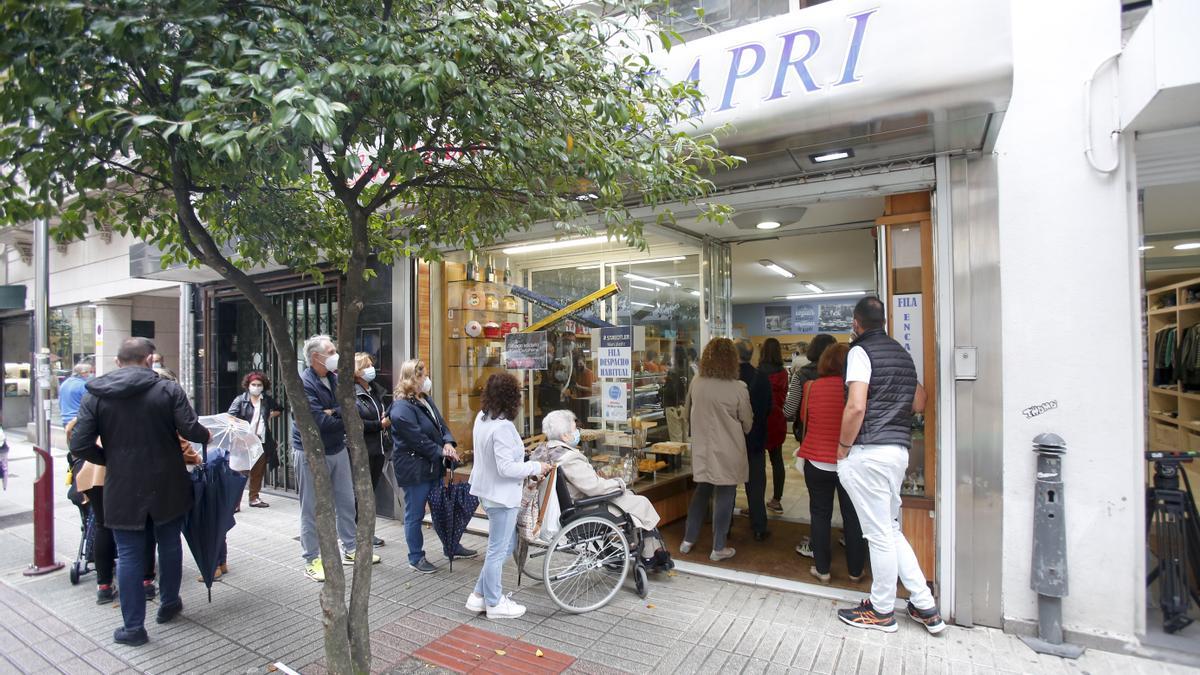 Cola ayer ante la pastelería Capri de Pontevedra.