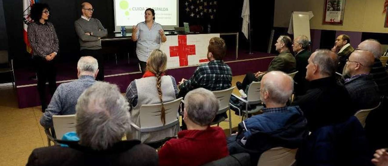 Por la izquierda, la fisioterapeuta Lorena Rodríguez y los voluntarios Alfonso Delgado y Mayte Alonso.