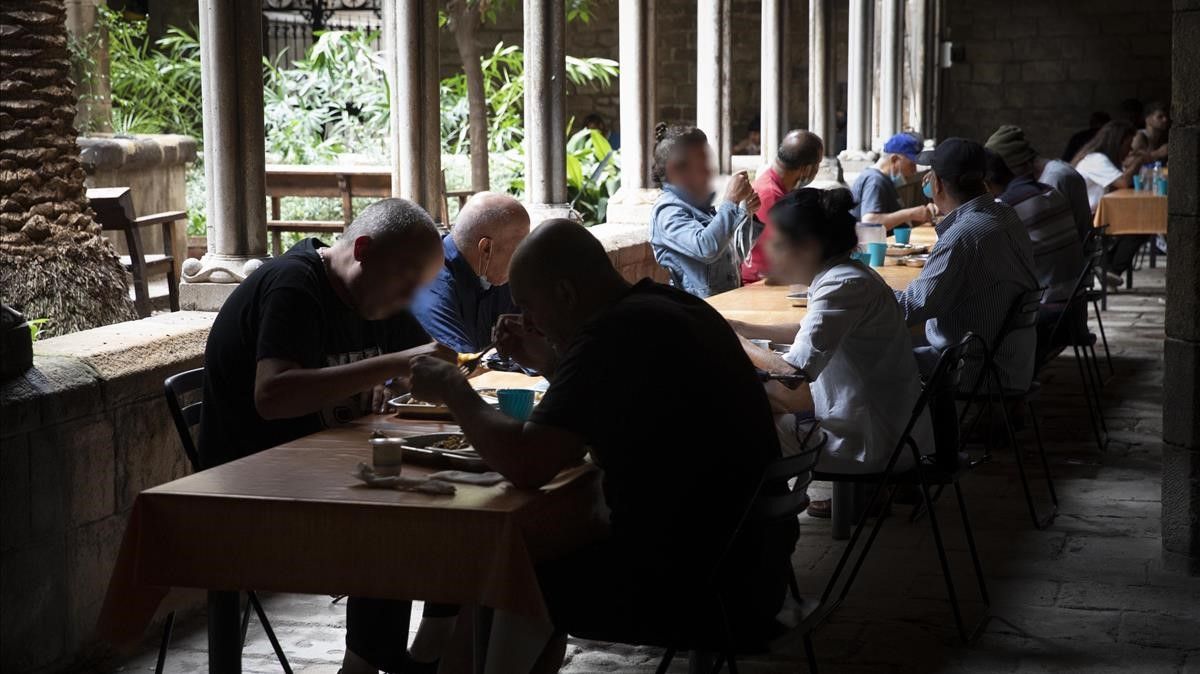 Barcelona 16 07 2020 Crisis coronavirus Covid-19 En la parroquia de Santa Anna se da comida diariamente a unas 100 personas en el claustro de la iglesia convertido en comedor social Foto Ferran Nadeu