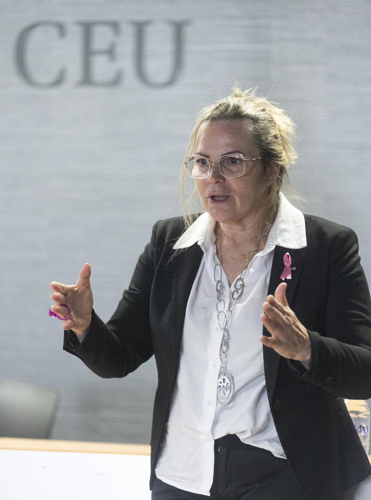 María Torres, durante su intervención en el CEU
