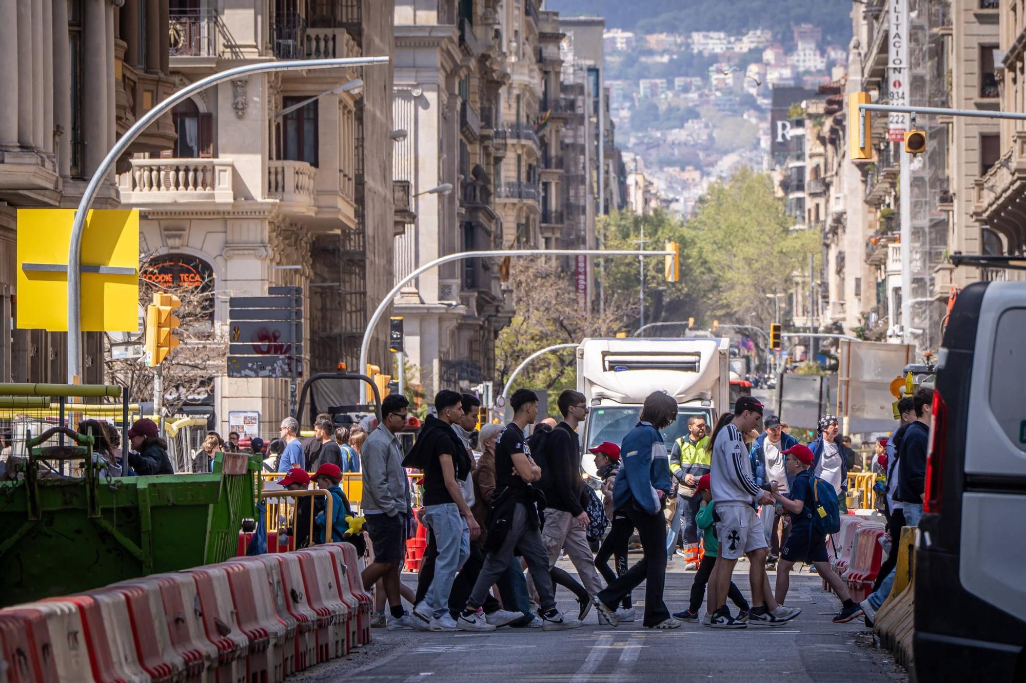 Peatones en mitad de las obras de la Via Laietana, en Barcelona.