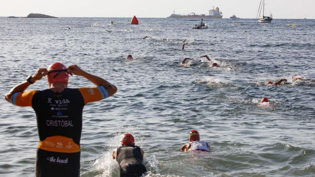 Los triatletas Alberto Parrilla y Susana Sevillano se coronan en el ‘Aquatló Ciutat d’Ibiza’