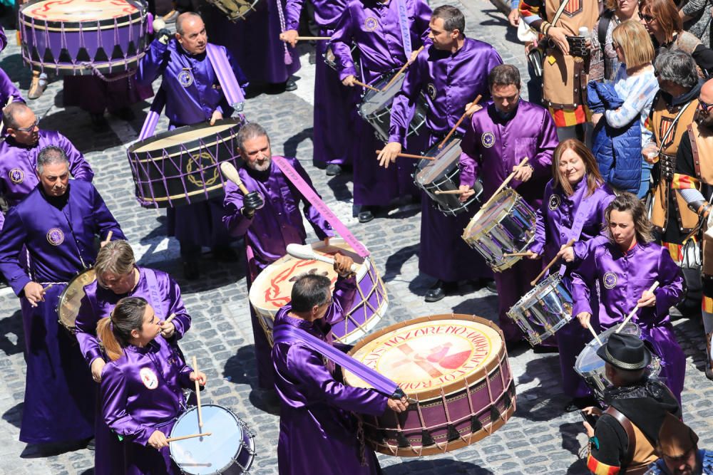 La procesión de la reliquia es uno de los actos que más agradan a los alcoyanos en el día dedicado al patrón San Jorge.