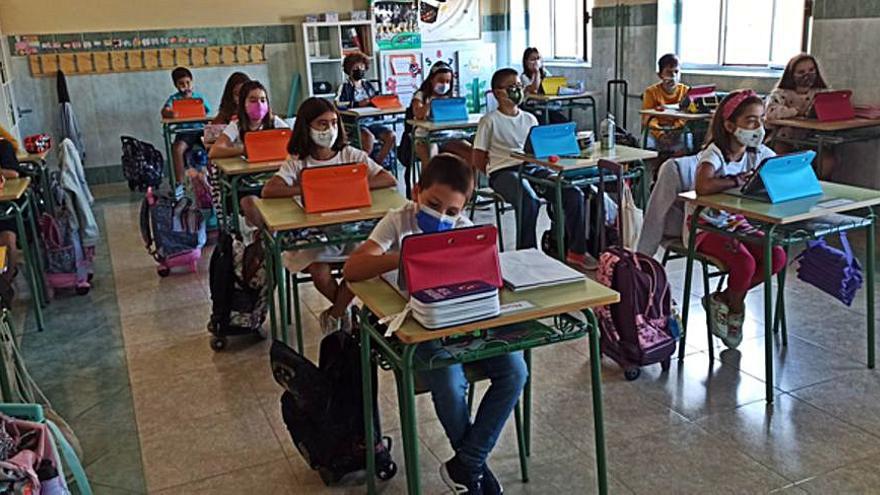 Una de las aulas del Virgen de la Vega, con las tablets. | E. P.