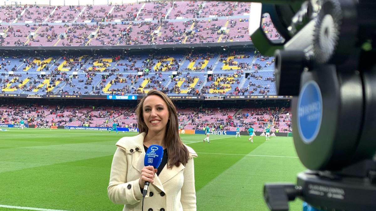 Semra Hunter, cubriendo el Barça - Madrid de la Champions femenina