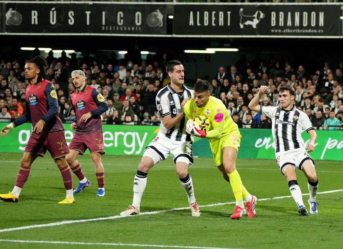 Álvaro cuerpea con el portero del Dépor ante la mirada de Pablo Santiago.