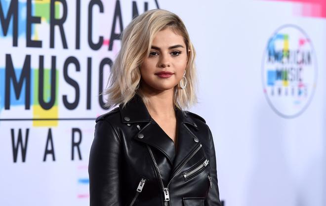 Selena Gomez y su nuevo look rubio platino en los American Music Awards