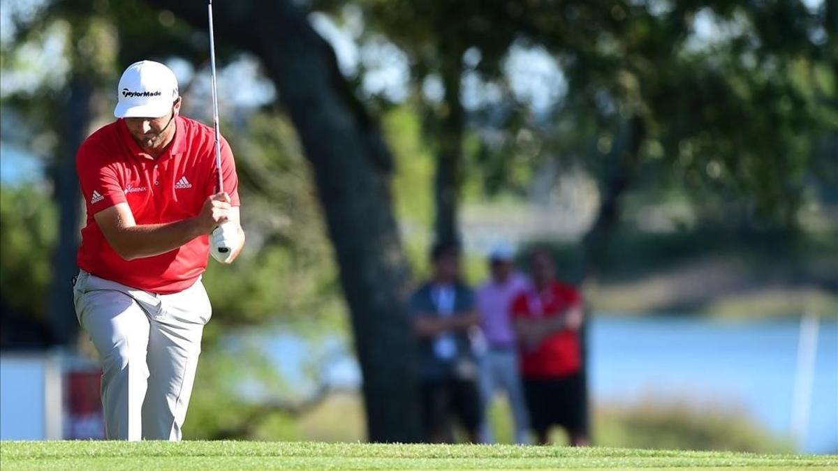 Jon Rahm se desespera tras un golpe de aproximación.