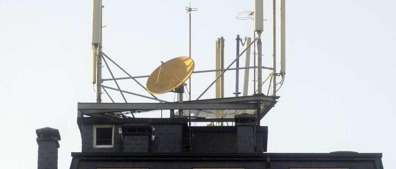 Una antena de telefonía en un edificio del casco urbano de Lalín. // Bernabé/Javier Lalín