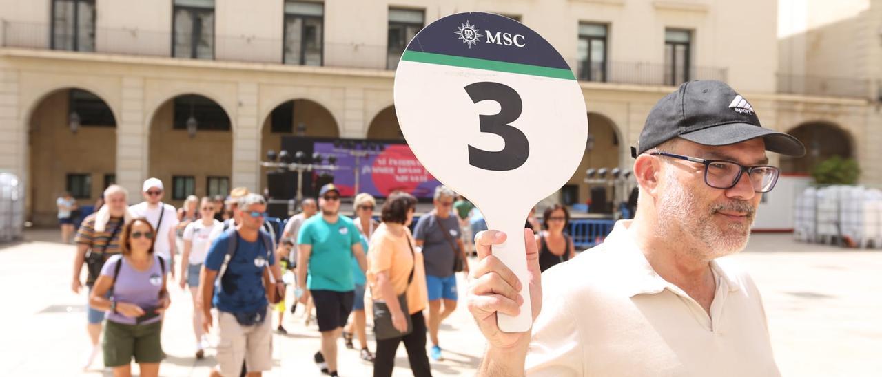 Un grupo de turistas del MSC Orquestra paseando esta mañana por la plaza del Ayuntamiento de Alicante