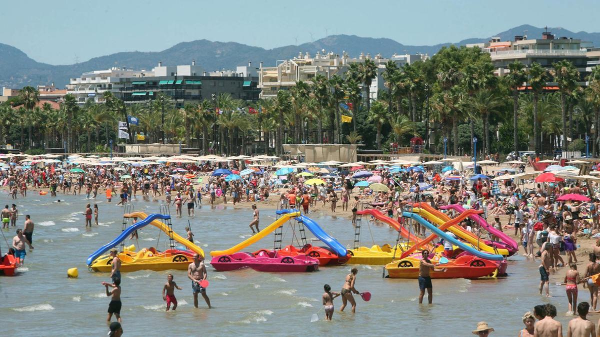 TURISTAS EN LAS PLAYAS DE SALOU