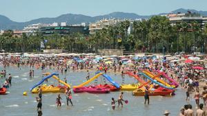 GRA101. SALOU (TARRAGONA), 02/07/2017.- Cientos de personas se han acercado hoy a la playa de Levante de Salou, en Tarragona, en el primer fin de semana de las vacaciones de verano del mes de Julio. EFE/Jaume Sellart