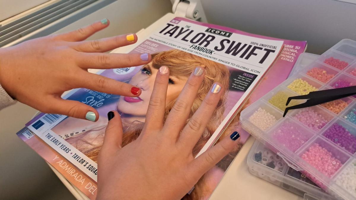 Las uñas de Bea, dispuestas para el "Eras Tour"