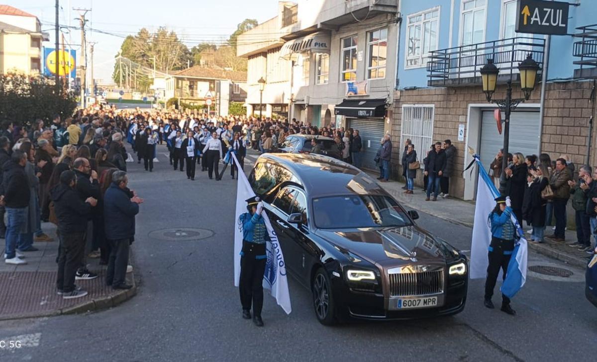 Las rondallas escoltando el coche fúnebre, entre centenares de personas. | FDV