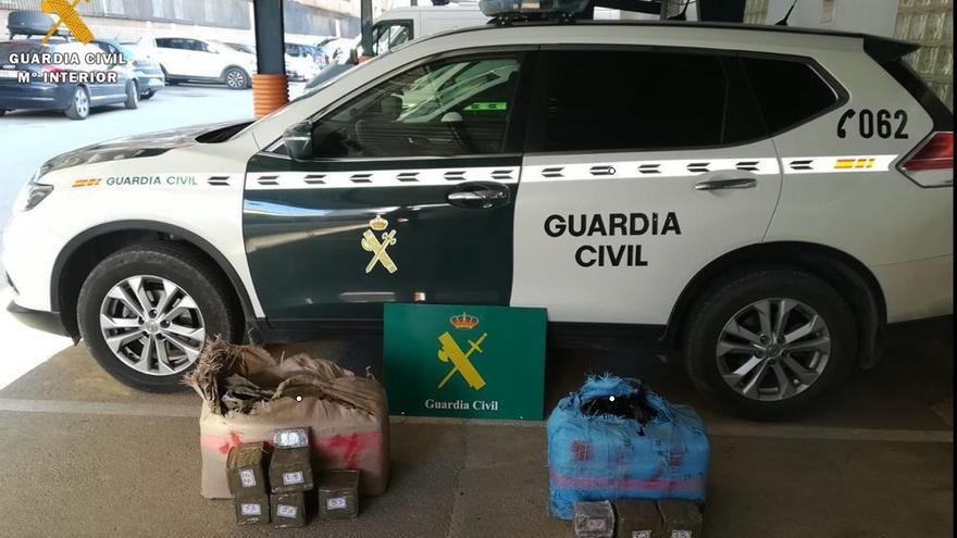 Fardos de hachís intervenidos por la Guardia Civil en otro operativo similar al de este jueves en Tui.